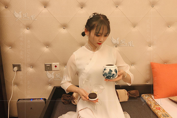 星期天我去了青岛这家男士商务养生桑拿,服务的项目总共有几十种