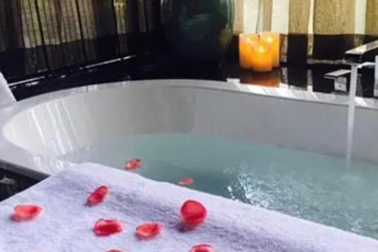 北京水疗池中的失重冥想：当身体学会漂浮